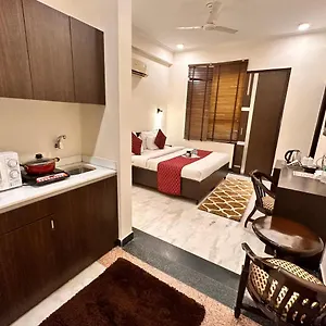 **** Hotel Hollyhocks Residency India